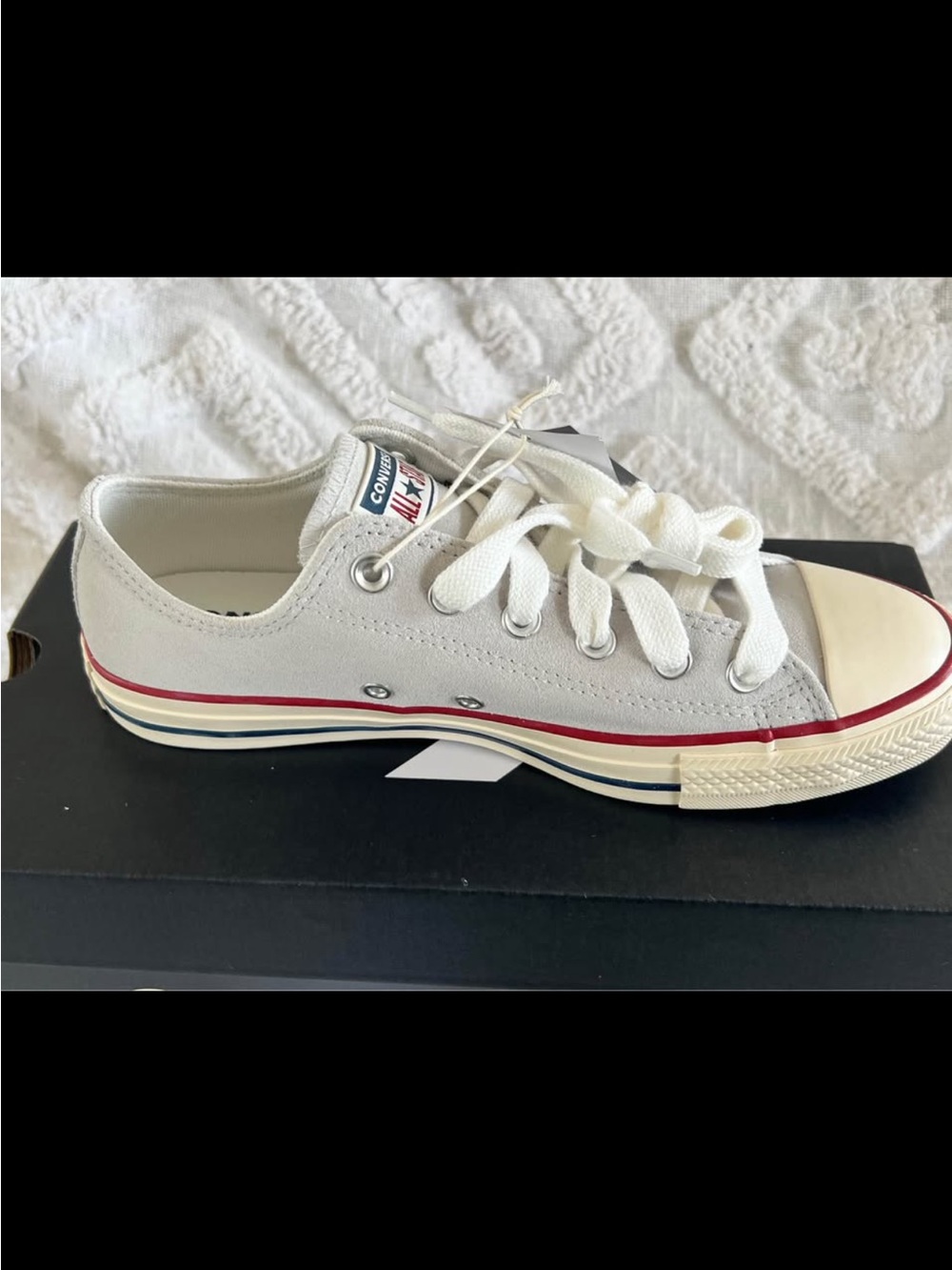 Men’s size 7 converses or women’s size 9 NEW